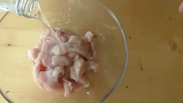 Куриная грудка в очень вкусном кляре: шаг 1