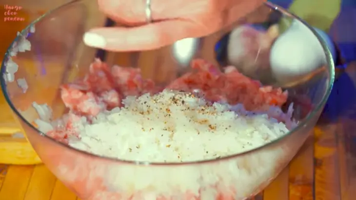 Щавелевый суп с мясными фрикадельками и яйцом: шаг 1
