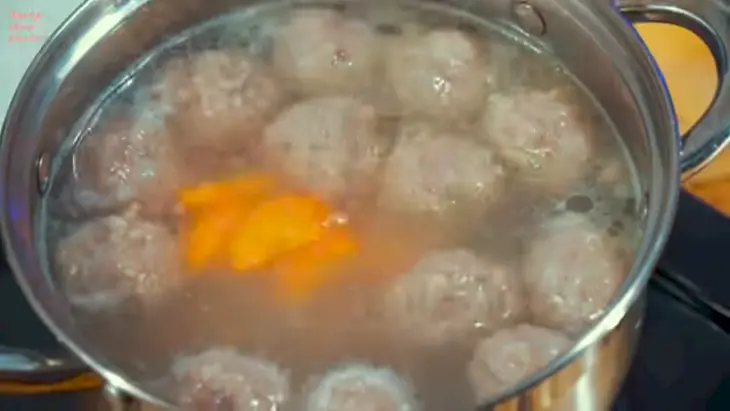Щавелевый суп с мясными фрикадельками и яйцом: шаг 4
