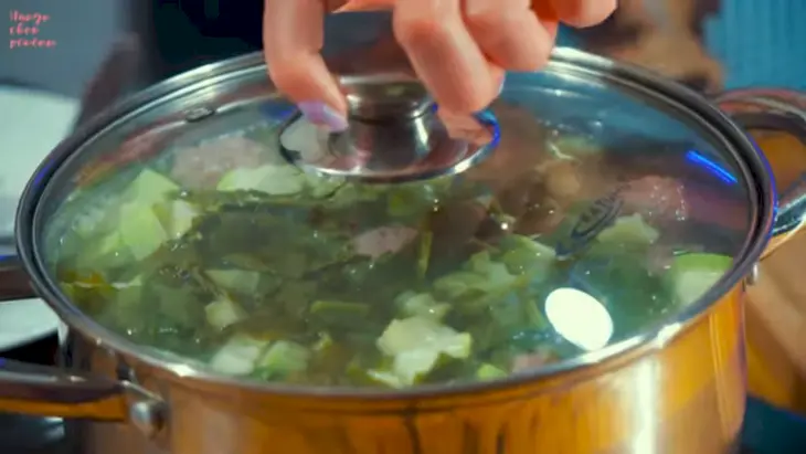 Щавелевый суп с мясными фрикадельками и яйцом: шаг 7