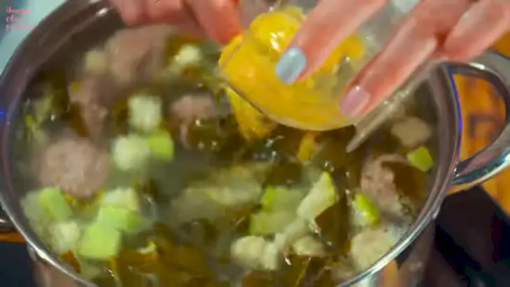 Щавелевый суп с мясными фрикадельками и яйцом: шаг 8