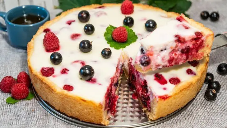 Песочный пирог с сочными ягодами и нежной сметаной: шаг 9