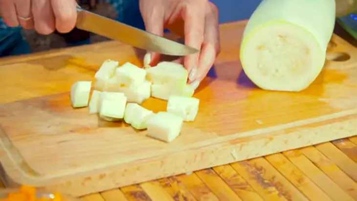 Маринованные кабачки с морковью на предстоящую зиму: шаг 1