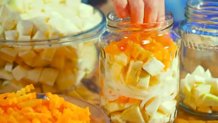 Маринованные кабачки с морковью на предстоящую зиму: шаг 4