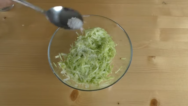 Рецепт запеканки с кабачками, фаршем и сыром: шаг 1