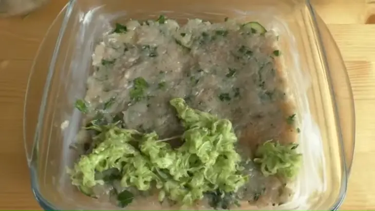 Рецепт запеканки с кабачками, фаршем и сыром: шаг 4