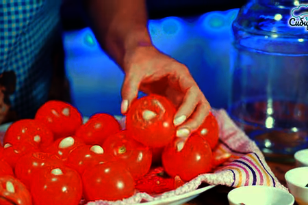 Маринованные помидоры с чесноком без стерилизации: шаг 1