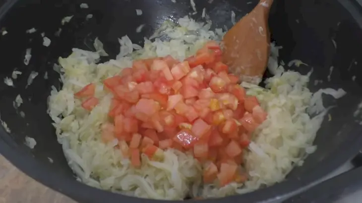 Чудо пирог из лаваша с капустой и фаршем: шаг 2
