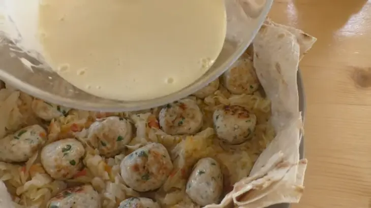 Чудо пирог из лаваша с капустой и фаршем: шаг 6
