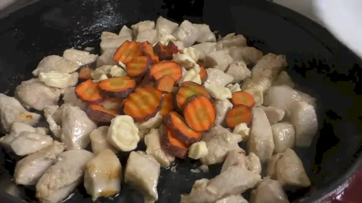 Ароматное жаркое под картофельной крышечкой: шаг 2