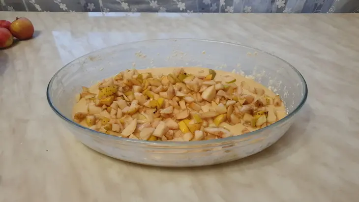Шарлотка с яблоками и грушами на кефире: шаг 1