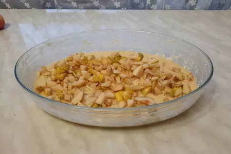 Шарлотка с яблоками и грушами на кефире: шаг 1