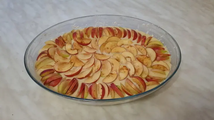 Шарлотка с яблоками и грушами на кефире: шаг 2