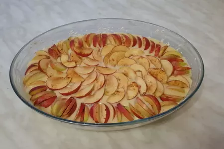 Шарлотка с яблоками и грушами на кефире: шаг 2