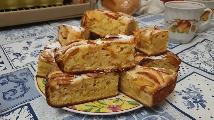 Шарлотка с яблоками и грушами на кефире: шаг 3