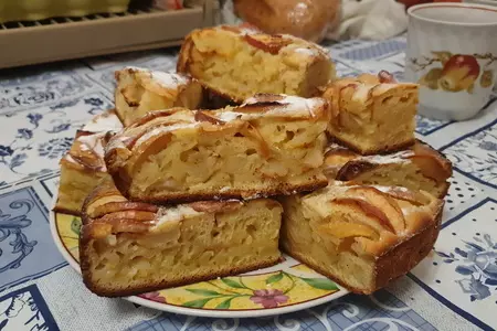 Шарлотка с яблоками и грушами на кефире: шаг 3