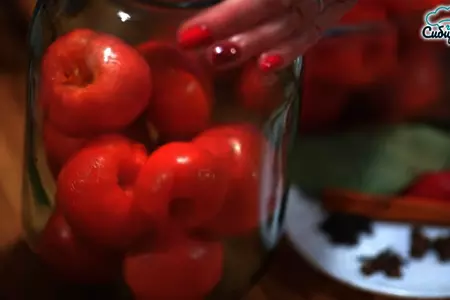 Маринованные помидоры с огурцами без стерилизации и уксуса: шаг 1