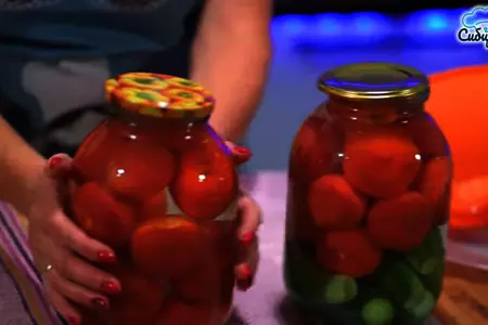 Маринованные помидоры с огурцами без стерилизации и уксуса: шаг 3