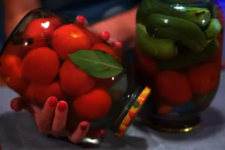 Маринованные помидоры с огурцами без стерилизации и уксуса: шаг 8