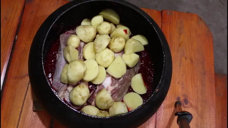 Борщ черниговский с кабачками и яблоками томленый в печи в чугунке: шаг 7