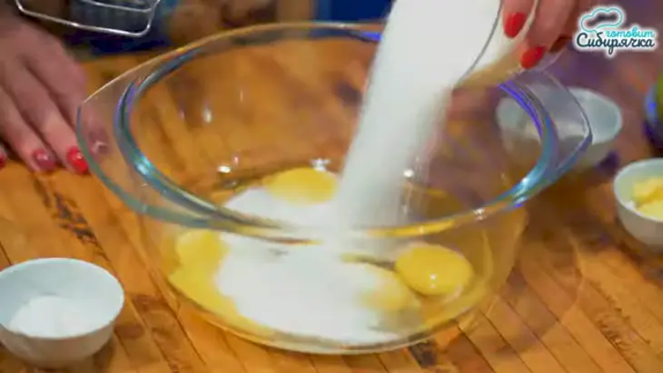 Бисквитный пирог с яблоками и корицей в духовке: шаг 1