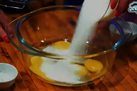 Бисквитный пирог с яблоками и корицей в духовке: шаг 1
