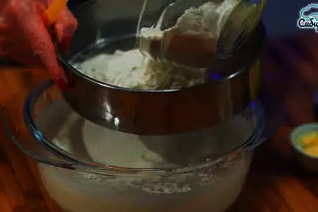 Бисквитный пирог с яблоками и корицей в духовке: шаг 3