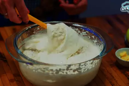 Бисквитный пирог с яблоками и корицей в духовке: шаг 4