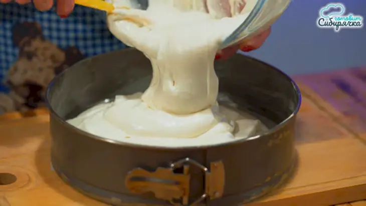 Бисквитный пирог с яблоками и корицей в духовке: шаг 5