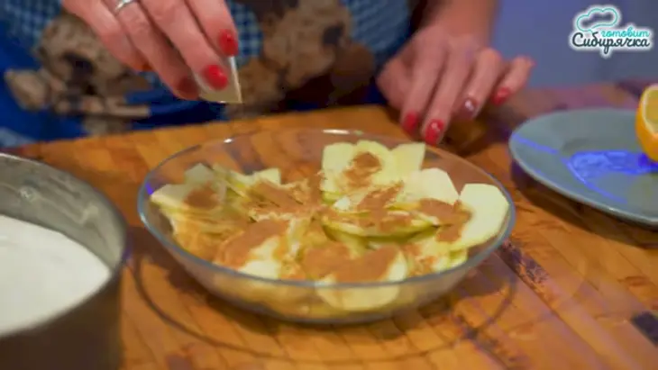 Бисквитный пирог с яблоками и корицей в духовке: шаг 6