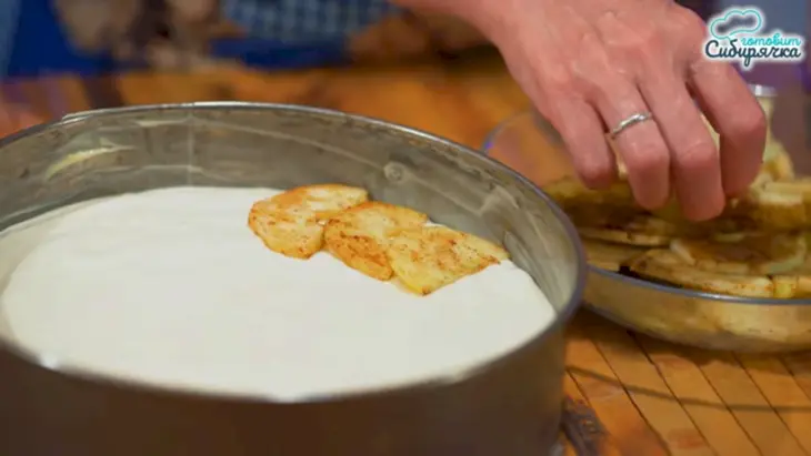 Бисквитный пирог с яблоками и корицей в духовке: шаг 7