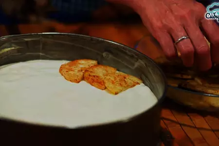 Бисквитный пирог с яблоками и корицей в духовке: шаг 7