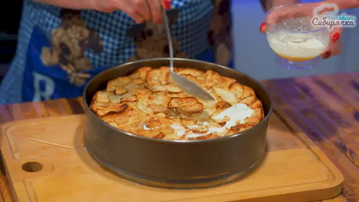 Бисквитный пирог с яблоками и корицей в духовке: шаг 8