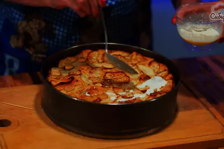 Бисквитный пирог с яблоками и корицей в духовке: шаг 8