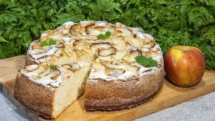 Бисквитный пирог с яблоками и корицей в духовке: шаг 9