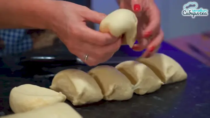 Слоеные сахарные булочки с яблоком и корицей: шаг 5