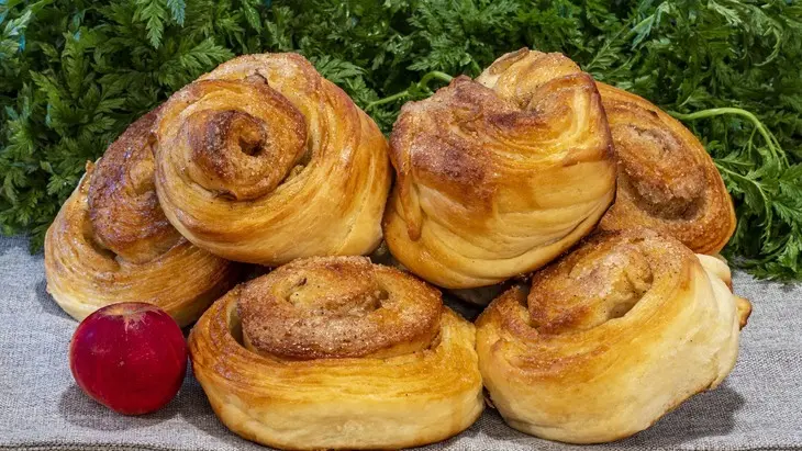 Слоеные сахарные булочки с яблоком и корицей: шаг 9