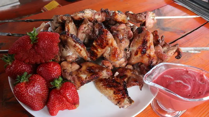 Клубничные куриные крылышки с клубничным соусом к мясу: шаг 8