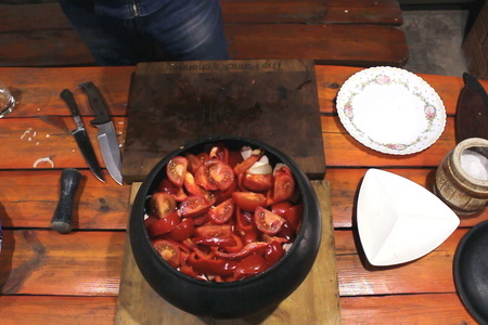Говядина томленая с овощами и грибами еринги в чугунке, тушеное мясо: шаг 5