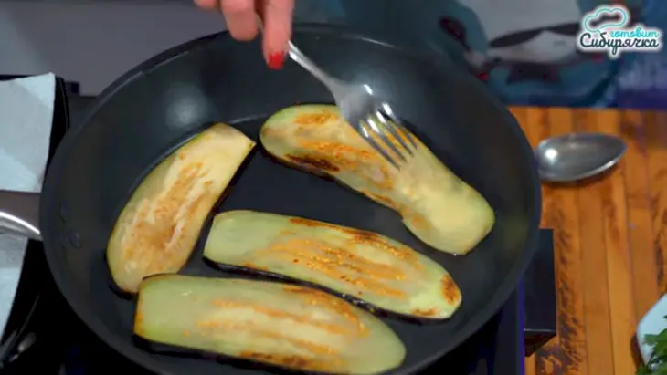 Закуска из баклажанов с грецким орехом и зеленью: шаг 2