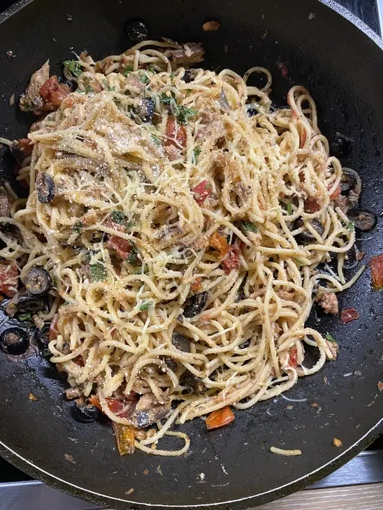 Паста жареная с анчоусами и оливками: шаг 1