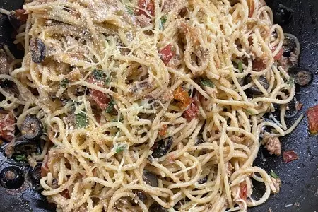Паста жареная с анчоусами и оливками: шаг 1