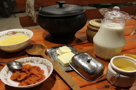 Пшенная каша на молоке с курагой, царская каша в печи: шаг 1