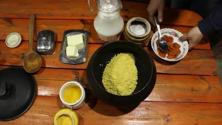 Пшенная каша на молоке с курагой, царская каша в печи: шаг 2