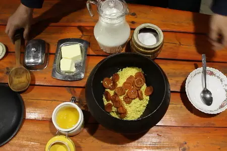 Пшенная каша на молоке с курагой, царская каша в печи: шаг 3