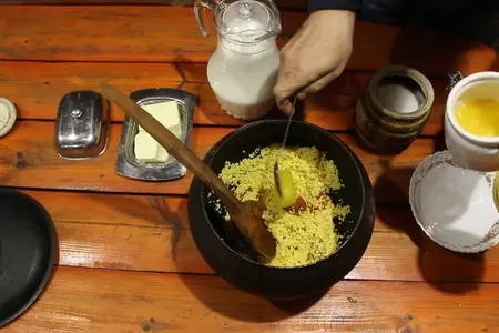 Пшенная каша на молоке с курагой, царская каша в печи: шаг 4