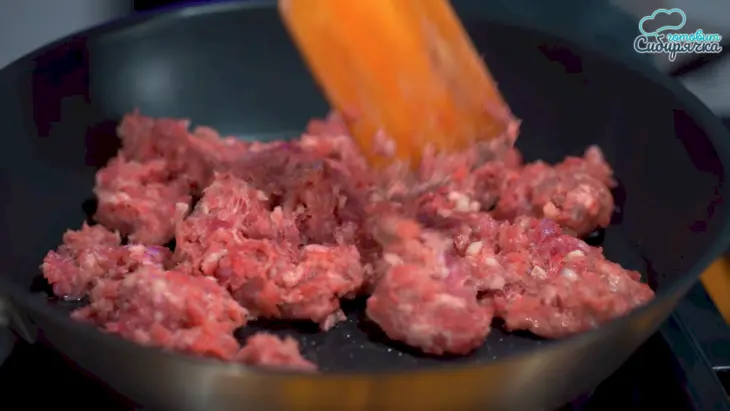 Фаршированные мясным фаршем баклажаны с помидорами и зеленью: шаг 1