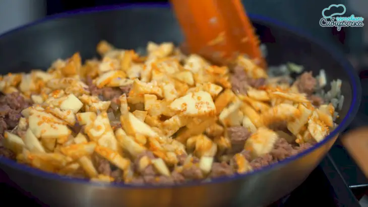 Фаршированные мясным фаршем баклажаны с помидорами и зеленью: шаг 4