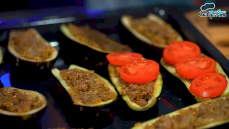 Фаршированные мясным фаршем баклажаны с помидорами и зеленью: шаг 6