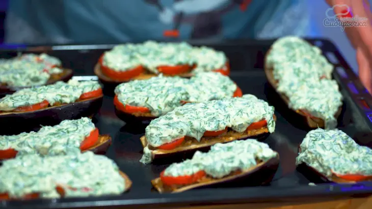 Фаршированные мясным фаршем баклажаны с помидорами и зеленью: шаг 8